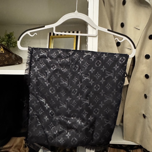 Louis Vuitton monogram shine shawl - Picture 8 of 8